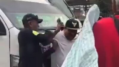 VIDEO: Mujer policía golpea a chofer de combi y desata furia de vecinos