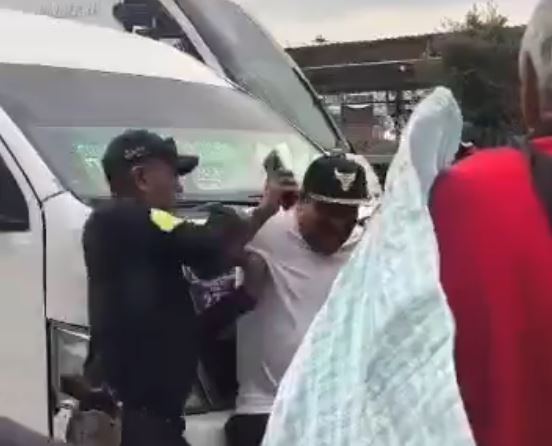 VIDEO: Mujer policía golpea a chofer de combi y desata furia de vecinos