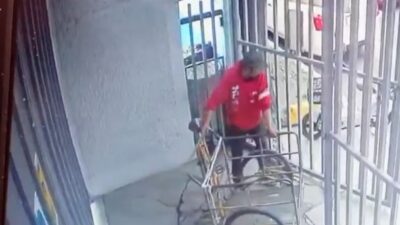 VIDEO: Sujeto roba el triciclo de una señora que vendía comida en la primaria