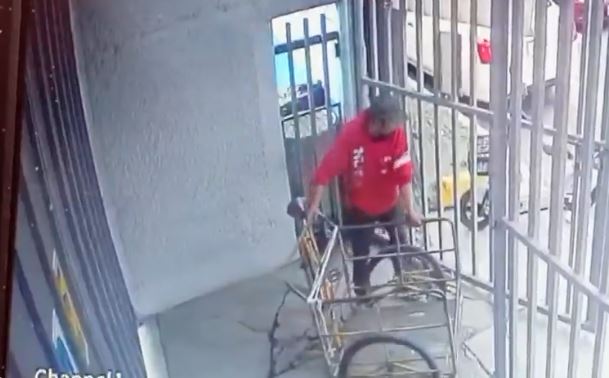 VIDEO: Sujeto roba el triciclo de una señora que vendía comida en la primaria