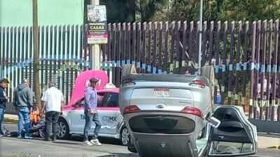 ACCIDENTE: Abuelos en su camioneta chocan contra un taxi y terminan volcados