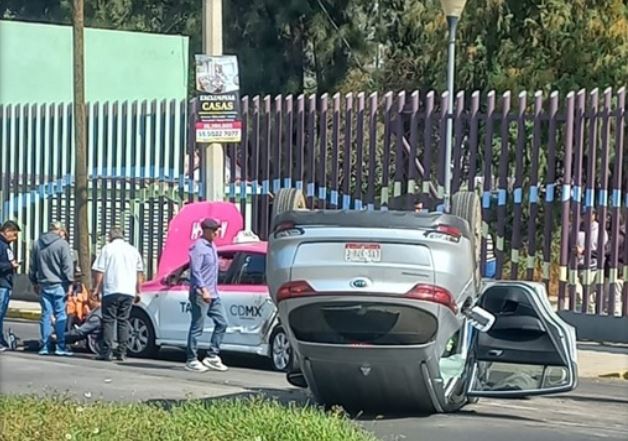 ACCIDENTE: Abuelos en su camioneta chocan contra un taxi y terminan volcados