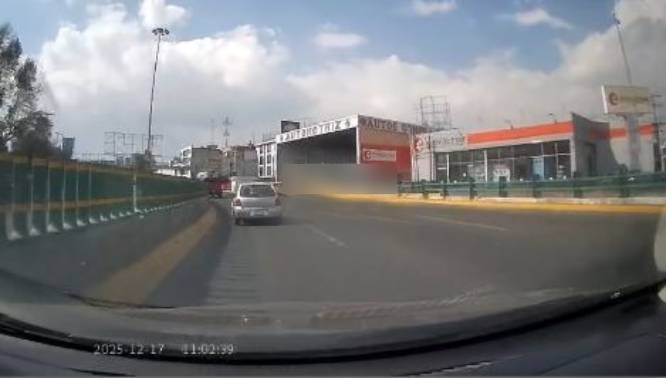 VIDEO: Ataúd con un cuerpo se sale de la carroza en carriles de alta velocidad
