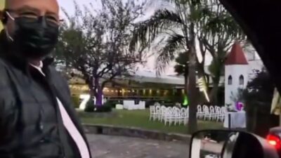 VIDEO: ‘Solo alta gama’; empleado de salón de fiestas discrimina a conductor en Edomex