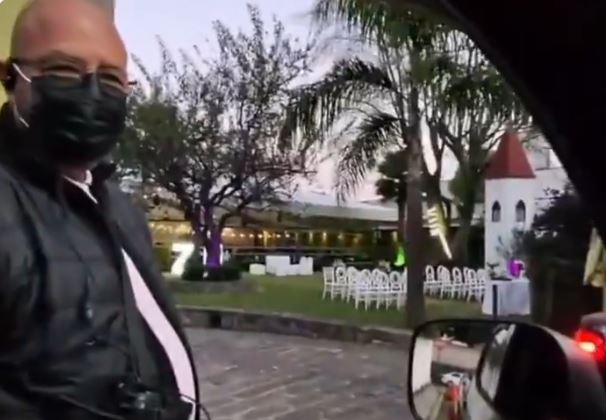 VIDEO: ‘Solo alta gama’; empleado de salón de fiestas discrimina a conductor en Edomex