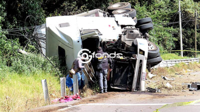 ACCIDENTE. Hombre queda muerto tras volcadura de un tráiler en la carretera México-Toluca
