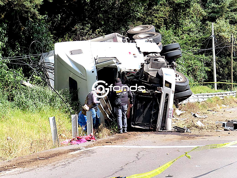 ACCIDENTE. Hombre queda muerto tras volcadura de un tráiler en la carretera México-Toluca