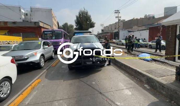 URGENTE: Él intentó subir al tren en movimiento y queda muerto en las vías