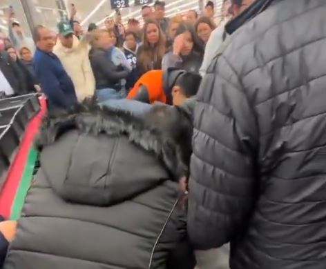 VIDEO: #LadyPavo; mujeres desatan pelea por la cena en una tienda Walmart