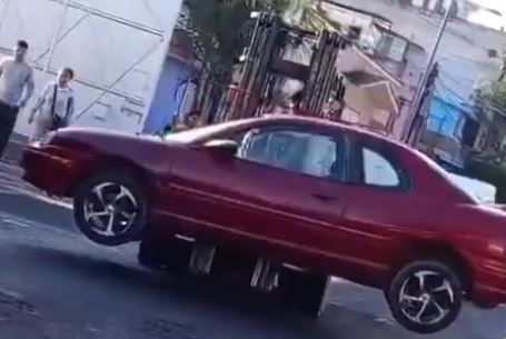 VIDEO: Vecino usa montacargas para quitar el auto de un conductor necio