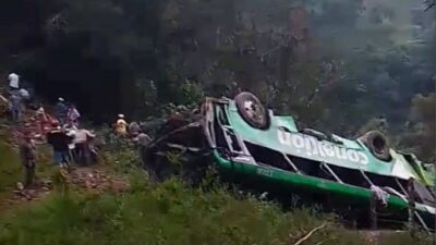 TRAGEDIA: Autobús de pasajeros se va al barranco; hay 8 muertos y más de 20 heridos