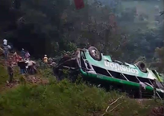TRAGEDIA: Autobús de pasajeros se va al barranco; hay 8 muertos y más de 20 heridos