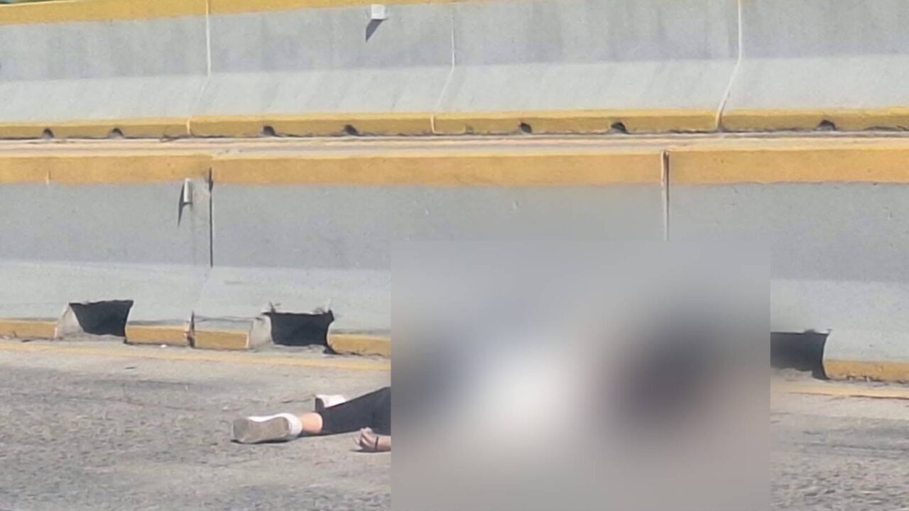 VIDEO: Joven mujer cae de una moto y muere; graban al conductor al escapar