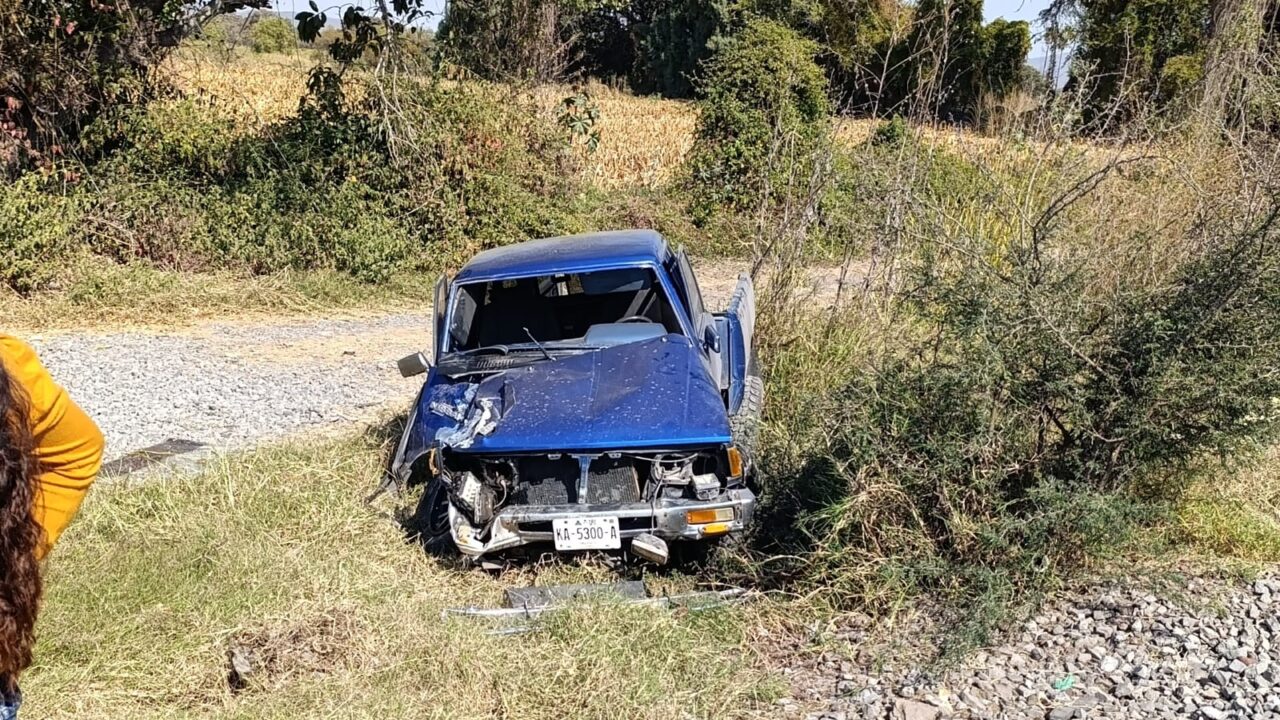 VIDEO: Tren destroza camioneta con todo y conductor; intentó ganar el paso