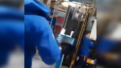 VIDEO: ‘¡Noooooo!’; trabajadores de fábrica mueren aplastados por una máquina