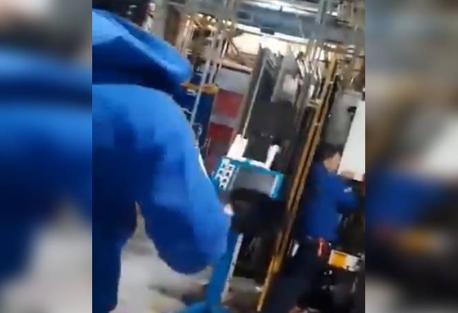 VIDEO: ‘¡Noooooo!’; trabajadores de fábrica mueren aplastados por una máquina