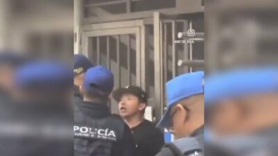 VIDEO: Chavito ‘monoso’ agrede a policías dentro de una estación del Metro