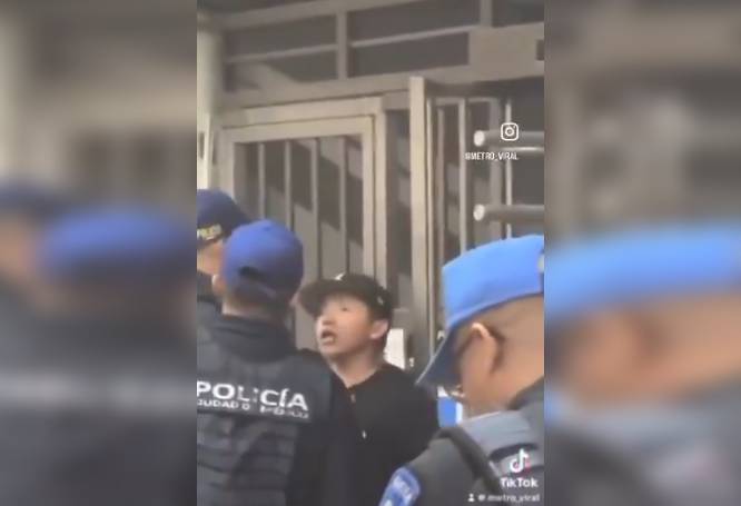 VIDEO: Chavito ‘monoso’ agrede a policías dentro de una estación del Metro
