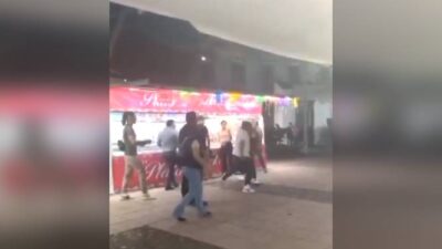 VIDEO: ‘Mala copa’; borrachos se enojan por una broma y golpean a un payaso