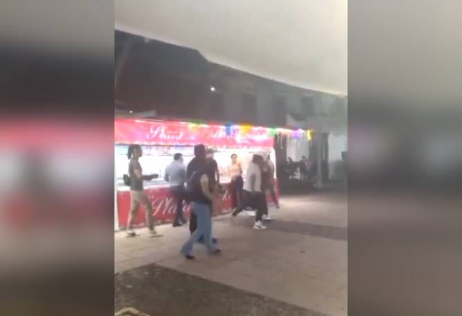 VIDEO: ‘Mala copa’; borrachos se enojan por una broma y golpean a un payaso