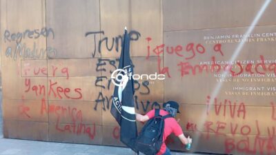 VIDEO: Manifestantes protestan en la Embajada de EEUU tras invasión en Venezuela