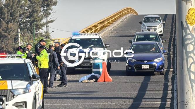 MISTERIO. Muerte sospechosa; hombre aparece sin vida en la bajada de un distribuidor vehicular