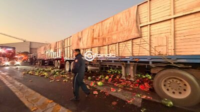 URGENTE: Criminales asaltan tráiler, se llevan al chofer y se estrellan en una caseta de Edomex