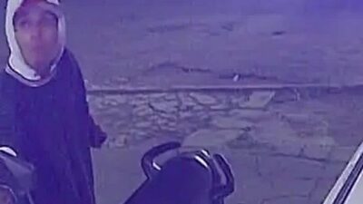 VIDEO: Ladrón cínico; ratero se lleva moto estacionada en calles de Ecatepec