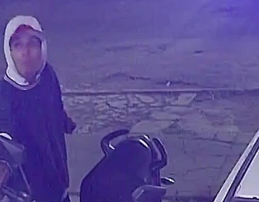 VIDEO: Ladrón cínico; ratero se lleva moto estacionada en calles de Ecatepec