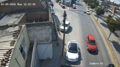 VIDEO: Graban imprudencia de motociclista; termina tirado en el asfalto