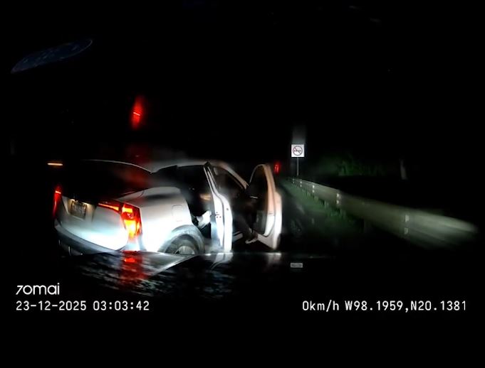 VIDEO: Falsos policías aterrorizan a conductores en la autopista por la madrugada