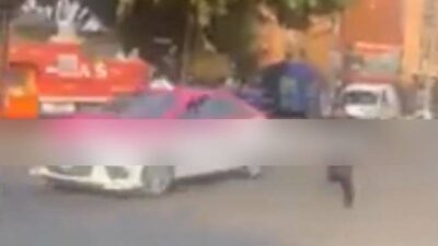 VIDEO: Taxista intenta matar a sus vecinos con su auto; todo quedó grabado