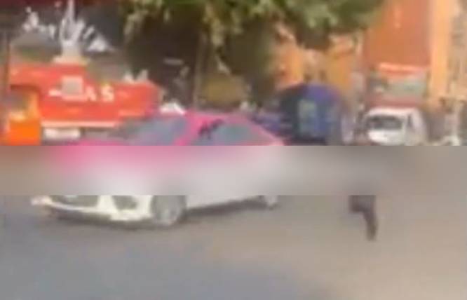 VIDEO: Taxista intenta matar a sus vecinos con su auto; todo quedó grabado