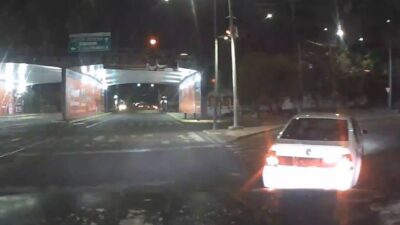 VIDEO: Conductor logra escapar de montachoques en un auto sin placas