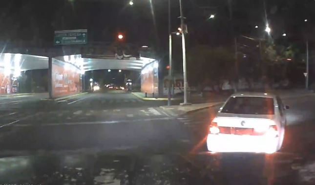 VIDEO: Conductor logra escapar de montachoques en un auto sin placas