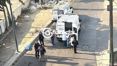 VACÍO. Motociclista sale volando 30 metros desde lo alto de un distribuidor vial y pierde la vida