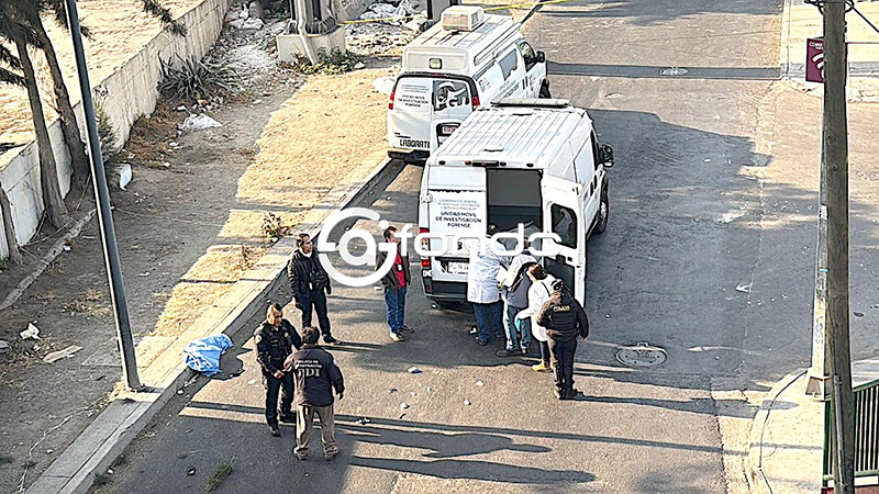 VACÍO. Motociclista sale volando 30 metros desde lo alto de un distribuidor vial y pierde la vida
