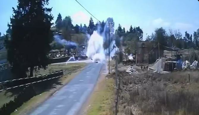 VIDEO: Graban explosión de motoneta cargada con pirotecnia en Edomex