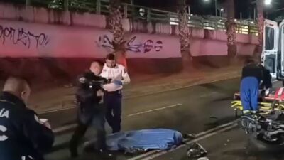 FATAL: Ella iba de copiloto y muere al caer de una motocicleta