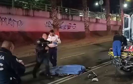 FATAL: Ella iba de copiloto y muere al caer de una motocicleta