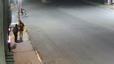 VIDEO: Joven enfrenta a asaltantes, los desarma y los obliga a escapar en Edomex