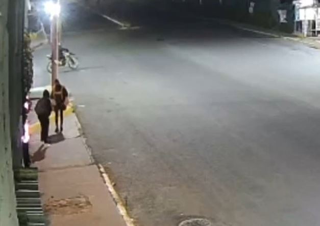 VIDEO: Joven enfrenta a asaltantes, los desarma y los obliga a escapar en Edomex