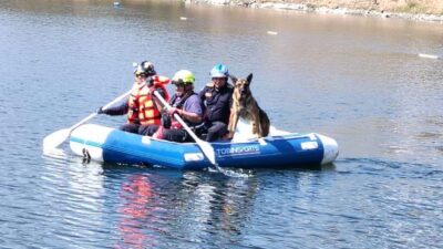 VIDEO: Perrito estaba en peligro y lo rescatan con un bote en una presa de Edomex