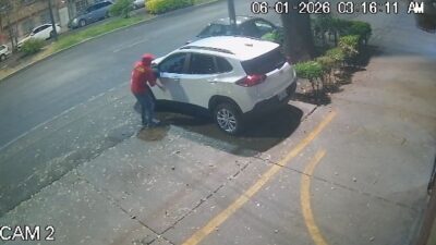 VIDEO: Robo tranquilo; ladrón arranca retrovisor en segundos y se va caminando