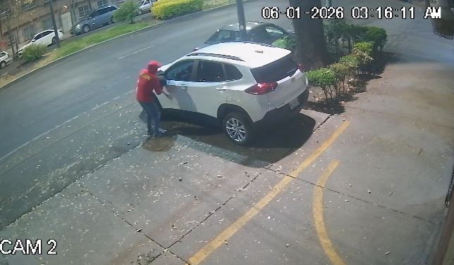 VIDEO: Robo tranquilo; ladrón arranca retrovisor en segundos y se va caminando